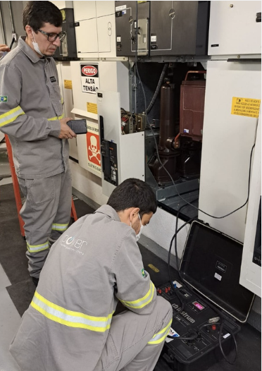 Equipe MPOWER em manutenção de sistema de alta tensão