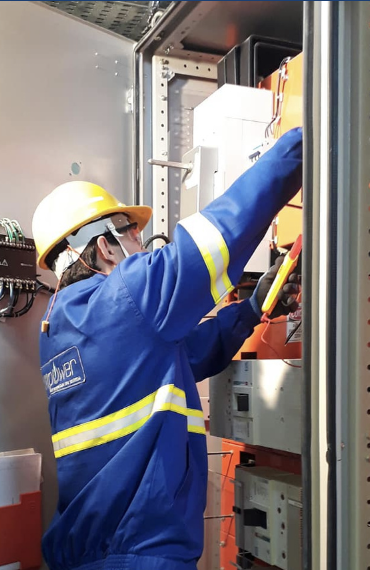 Técnico MPOWER realizando manutenção em painel elétrico