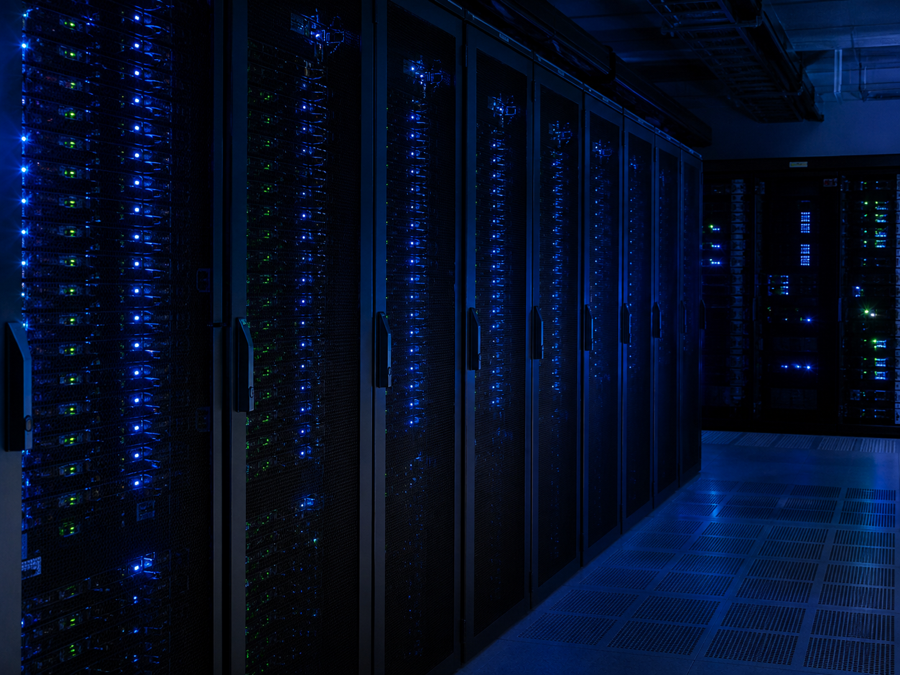 Sala de racks em datacenter de telecomunicações